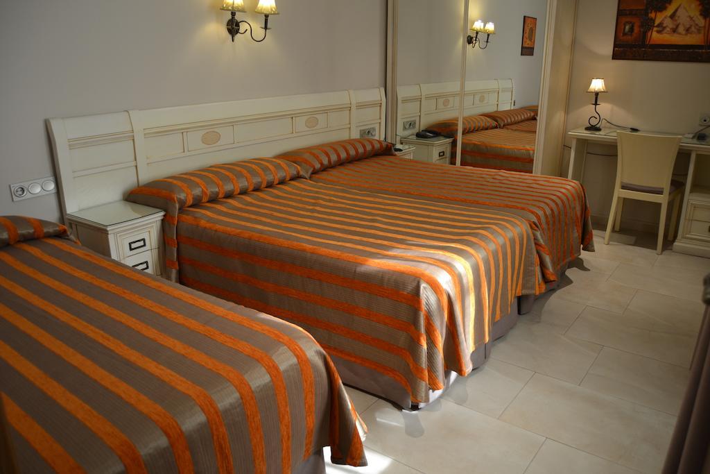 Hotel Versalles Granja de Rocamora Zimmer foto